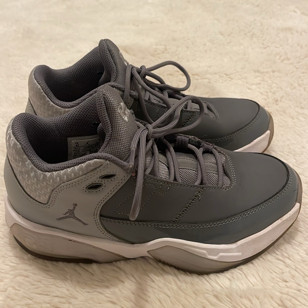 New Jordan Max Aura 3 Boys size 4 Gray - Picture 3 of 11
